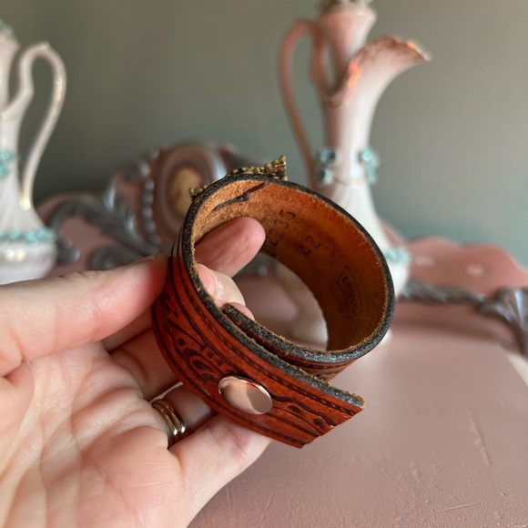 Vintage cameo handmade leather bracelet jewelry - Picture 4 of 6